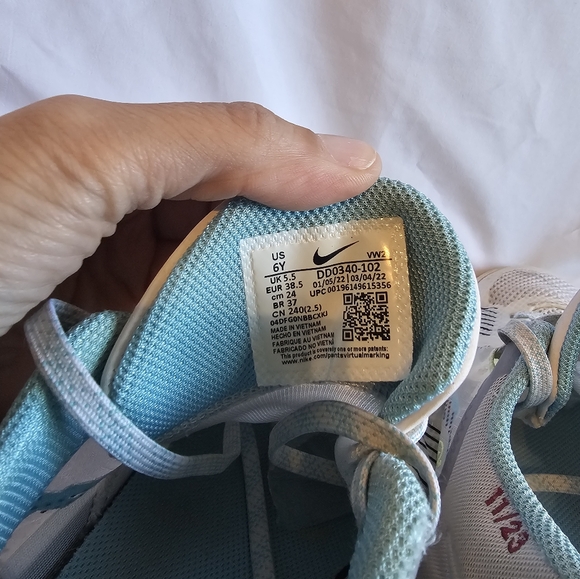 Flytrap Kyrie Nike Cream and Light Blue High-Tops 6y - Picture 4 of 4